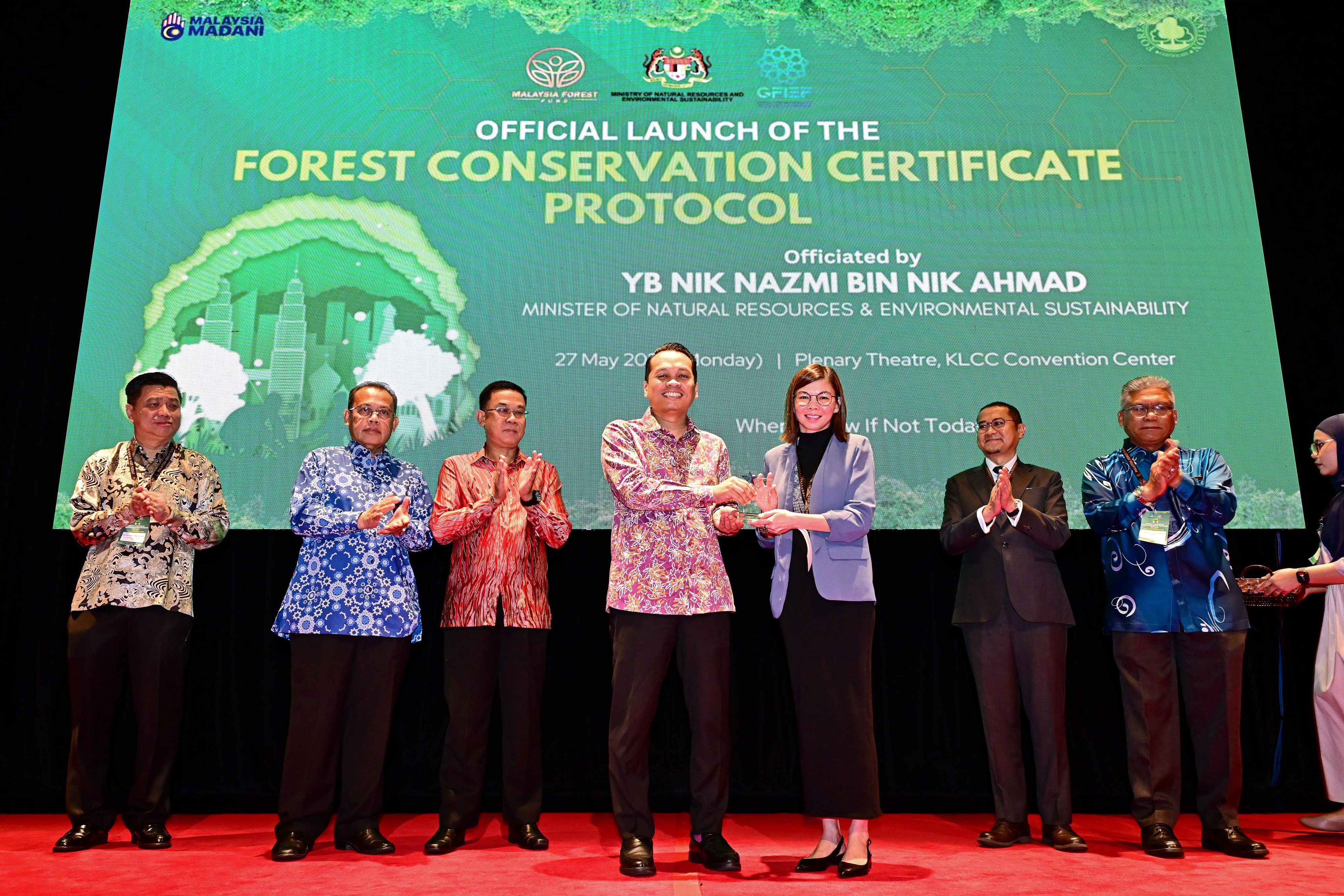 Minister YB Nik Nazmi Bin Nik Ahmad presenting certificates to industry partners
